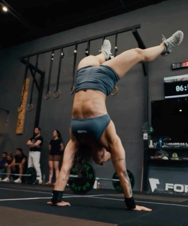 Atleta andando de mãos no box da Made4